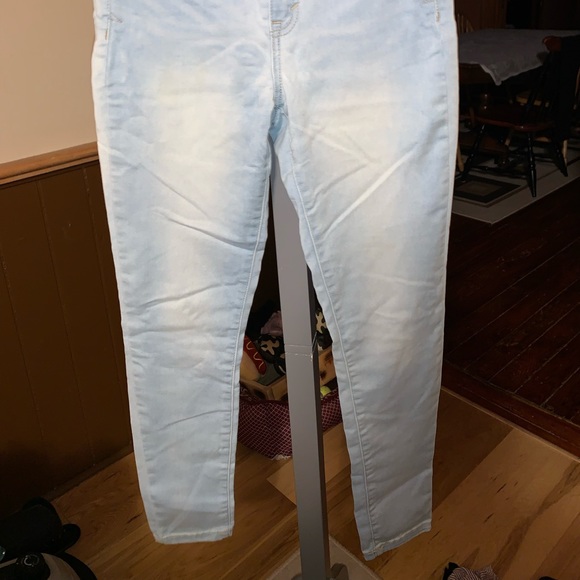 Aeropostale high waisted jeans size 4. Freshly washed. - Picture 2 of 2